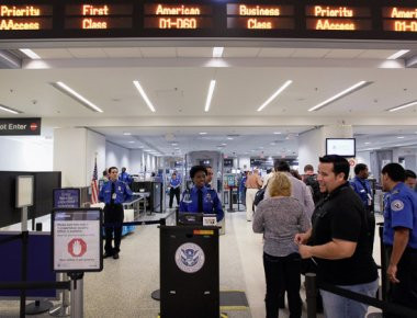 ΗΠΑ: Συνελήφθη οικογένεια Αφγανών στο Διεθνές Αεροδρόμιο του Λος Άντζελες